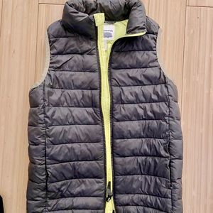 Amazon Essentials Puffer vest size Big kid M
